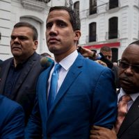 Juan Guaidó desafía a Maduro y  logró ingresar a la Asamblea Nacional junto a 100 diputados