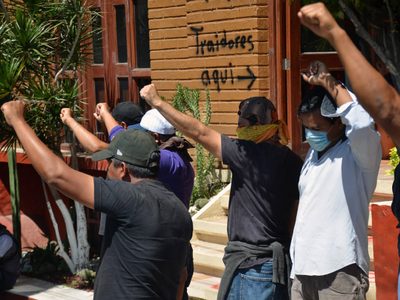 Brigadas 'caza ieepos” vandalizan hotel en Oaxaca