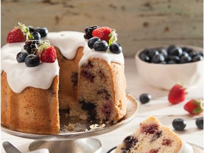 Budín de yogur con arándanos: jugoso, facilísimo de hacer y listo en tiempo récord