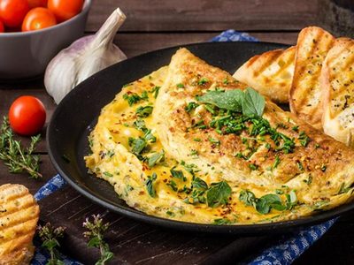 La receta fácil de tortilla francesa que siempre sale bien: ingredientes simples y un truco para que quede perfecta