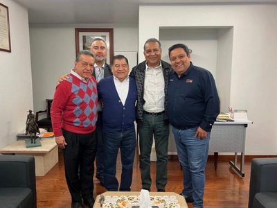 Políticos, empresarios y periodistas hacen pasarela por la casa de Mario Marín