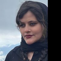 Polémica en Irán por la muerte de una joven detenida por llevar mal puesto el velo