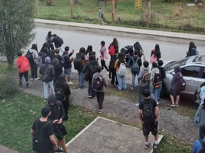 Violencia escolar en Villa La Angostura: una alumna fue golpeada "por linda" a la salida del colegio