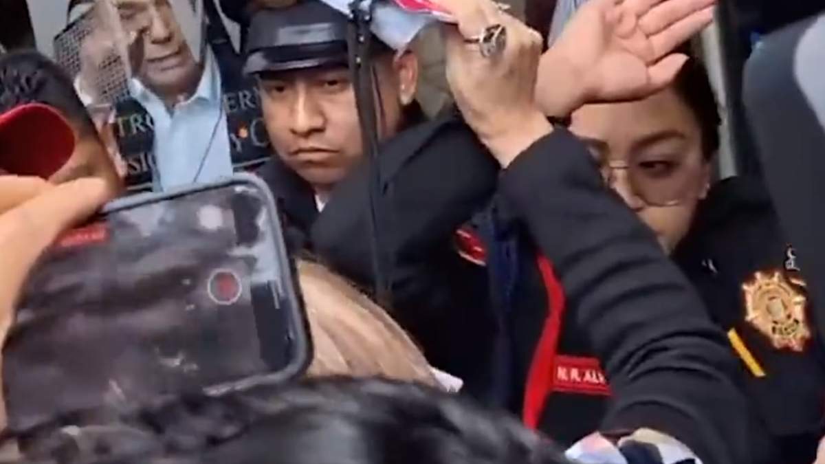 Elementos de la Policía Bancaria e Industrial que evitaron el paso del equipo de Ebrard