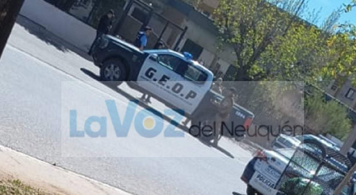 Fuerte operativo policial tras la persecución en la que un efectivo fue baleado en una pierna. Fuente (La Voz del Neuquén)