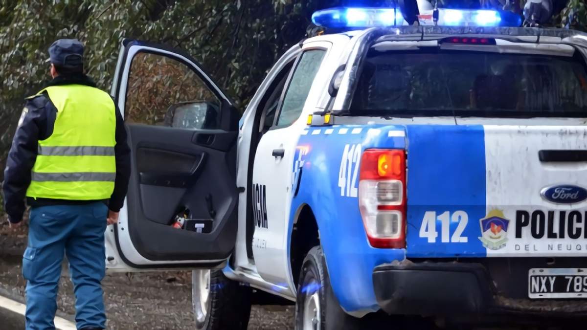 Móvil de la Policía de Neuquén. Fuente: (Twitter)