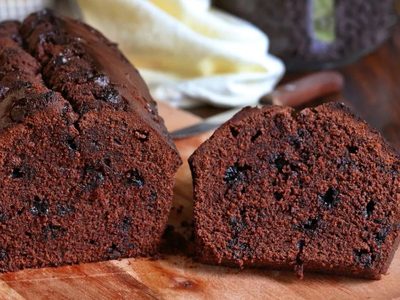 Budín de chocolate intenso y húmedo: la receta más rica de tu vida y un secreto para que quede perfecto