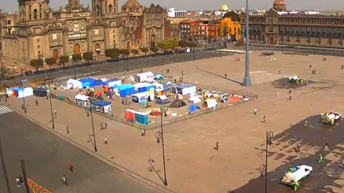 Una parte del Zócalo permanece ocupada mientras trabajadores limpian la otra parte