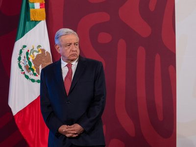 AMLO recrimina a Lorenzo Córdova por contratar seguro millonario cuando ya está por irse del INE