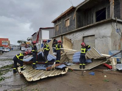 Francia envía ayuda a Mayotte tras el ciclón Chido, que dejó cientos o incluso miles de muertos