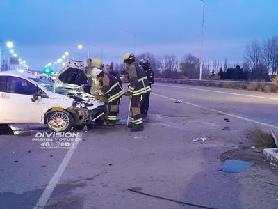 Choque y vuelco en la Ruta 22 en el acceso a China Muerta