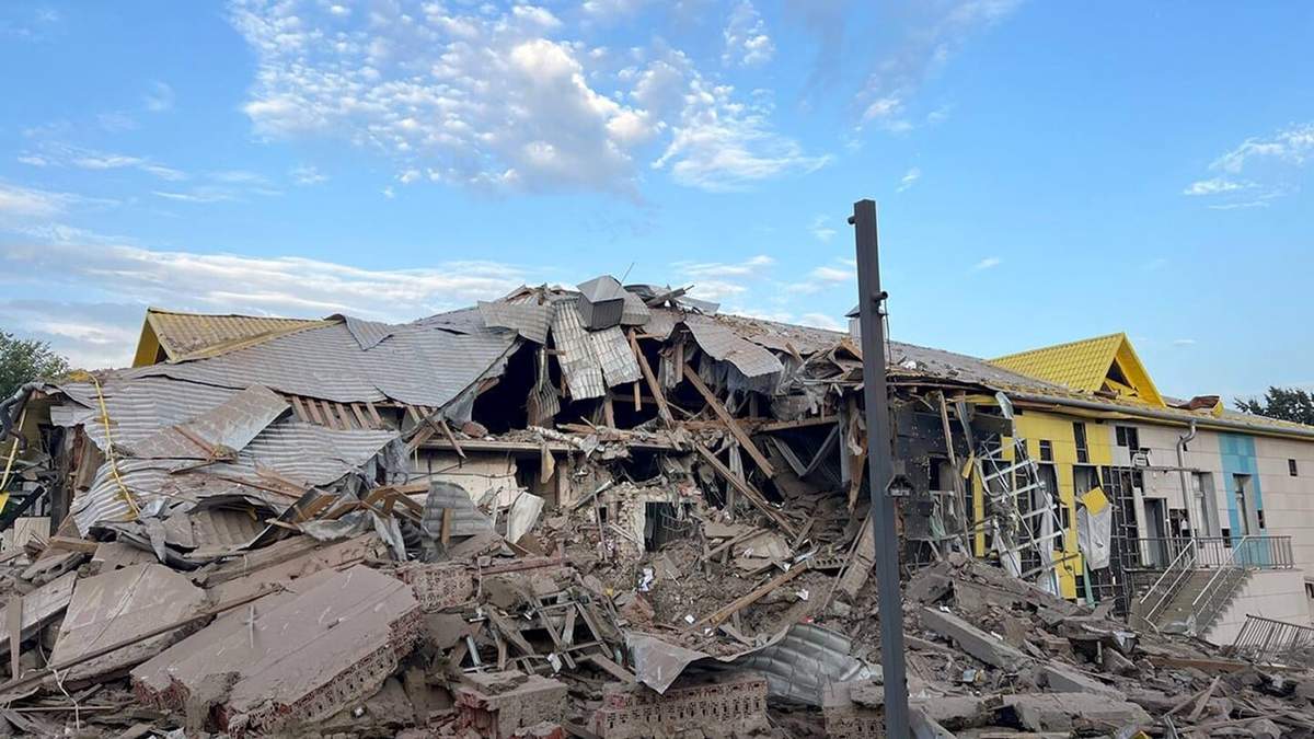En esta imagen difundida en el canal de Telegram de la oficina del gobernador de la región de Belgorod, Vyacheslav Gladkov, el lunes 2 de septiembre de 2024, se ve un kínder destruido después de un ataque con misiles de las Fuerzas Armadas de Ucrania contra la ciudad de Belgorod, Rusia