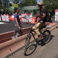 Vecinos de Calzada de Tlalpan protestan para exigir el cambio del trazo de la ciclovía