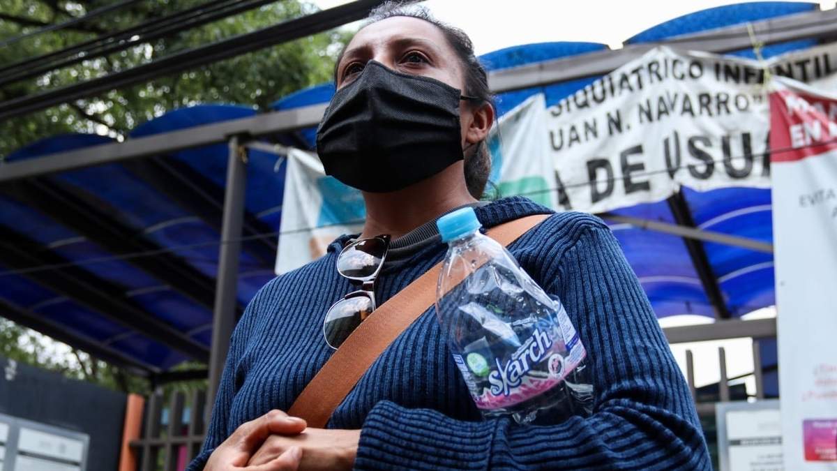 María "N", madre del menor que denunció al diputado Saúl Huerta, en conferencia de prensa