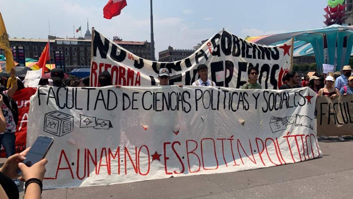 Estudiantes de la UNAM e IPN marcharon hoy para defender las becas y exigir la fiscalización de recursos de la UNAM