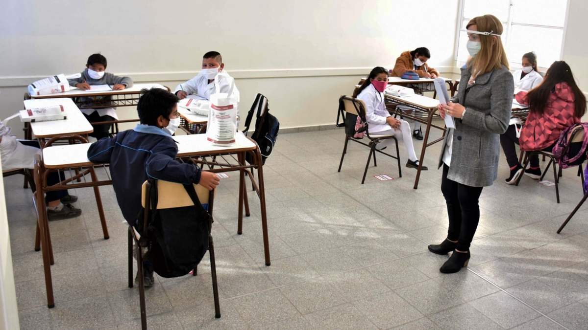 Se estima que hay más de un millón de personas en el sistema educativo. Fuente: (Twitter)