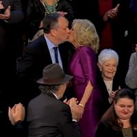 La primera dama de EU, Jill Biden, besa en los labios al esposo de Kamala Harris