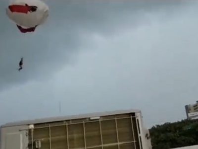 Captan en videos caída de mujer del parachute en Puerto Vallarta