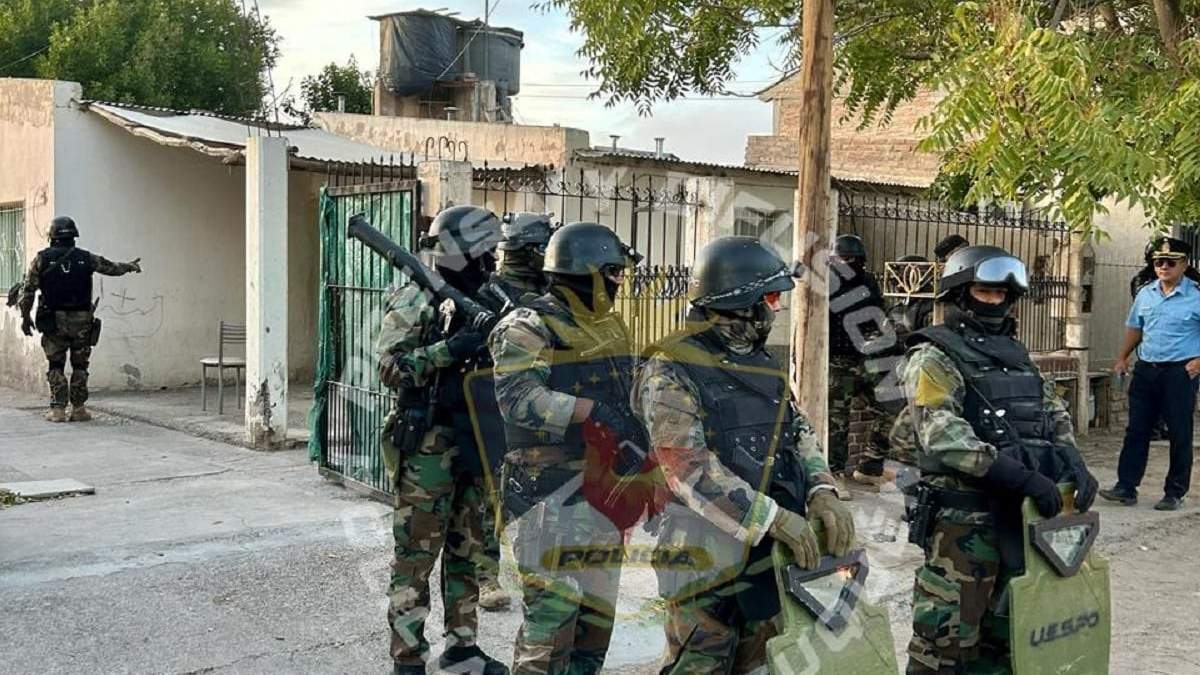 El allanamiento efectuado en el barrio Tran Hue de Centenario. Fuente: (Policía de Neuquén)
