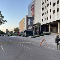 Abandonan cuerpo desollado en plaza comercial cercana a la Fiscalía en Culiacán