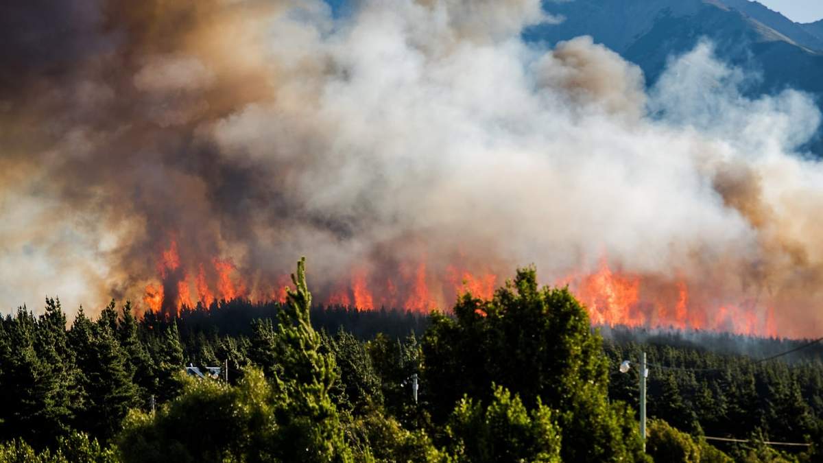 Bomberos trabajan para intentar contener el incendio en Epuyén. Fuente: (X)