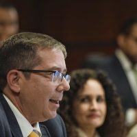No debe haber más caballos de Troya de medios privados: Villamil
