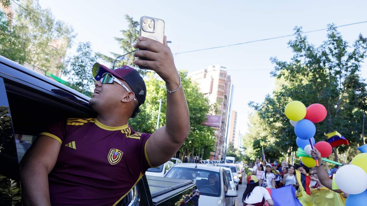 Venezolanos festejaron en el Monumento. Fuente: (Emiliano Ortiz)