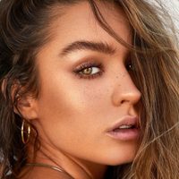 ¡Atención! Sommer Ray desde la ventana te deja sin habla. ¡Diosa!