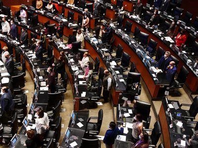 Senadores del PRI y PAN salen en defensa de la UNAM, piden a AMLO que la respete