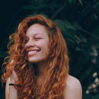Calendario lunar de octubre 2025: cuándo cortarse el cabello según las fases de la luna