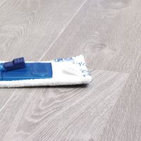 Sin aspiradora y con 1 elemento que siempre tirás a la basura: dejá los pisos de casa libres de pelos en solo 5 minutos