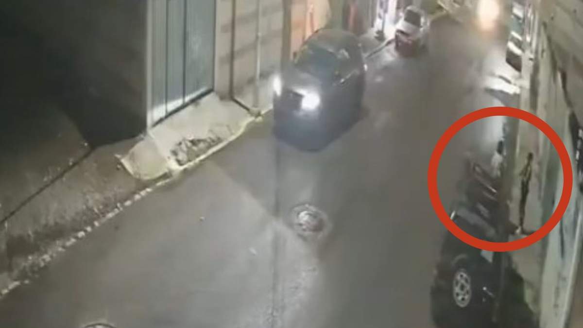 Video muestra secuestro de mujer en Puebla; el hombre con quien hablaba no intervino.
