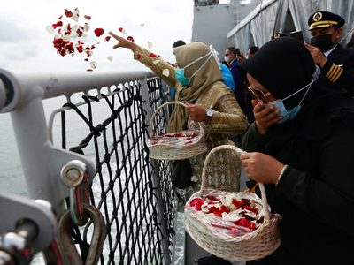 Indonesia: rinden homenaje a las víctimas del avión siniestrado en el Mar de Java