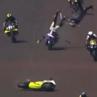Mueren dos pilotos en la primera vuelta del Moto GP en Brasil (Video)