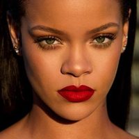 ¿Fue madre? Difunden imágenes de Rihanna alimentando a un misterioso bebé