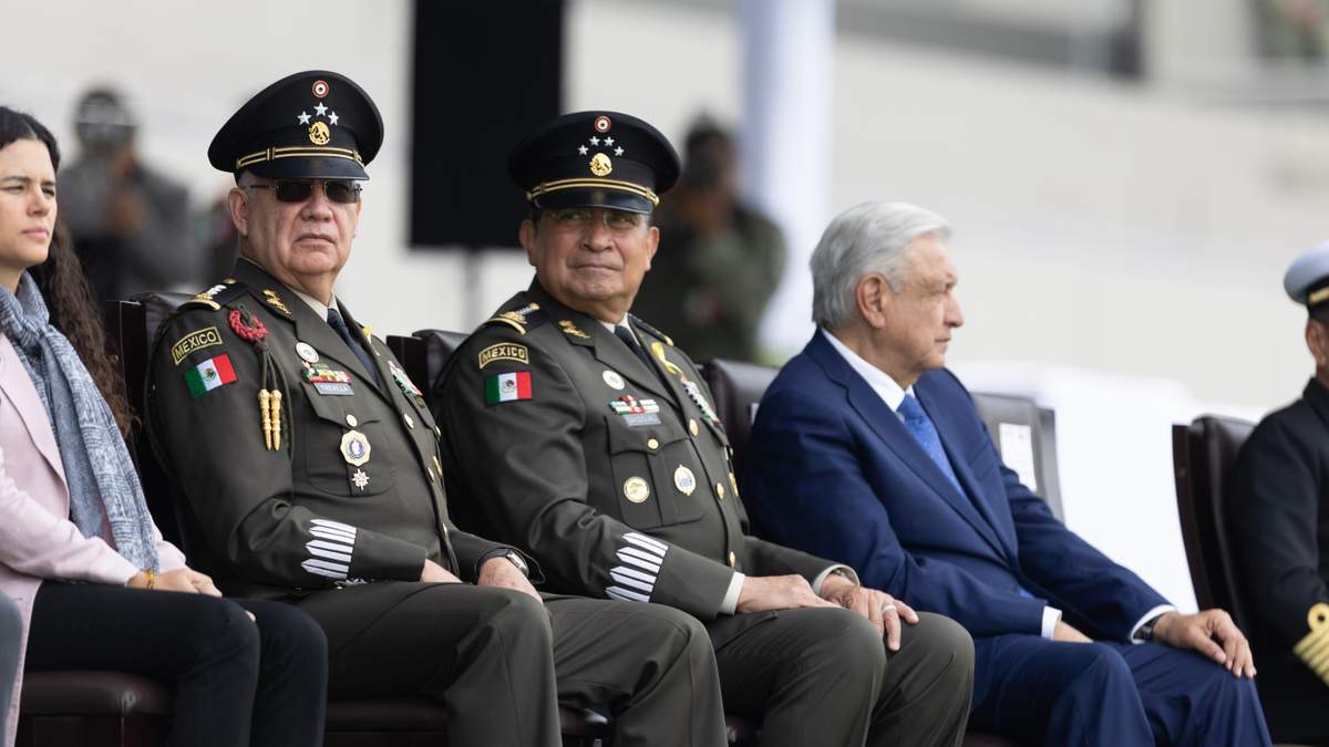Los secretarios de Defensa, el saliente Luis Crescencio Sandoval y el entrante Ricardo Trevilla Trejo, junto al presidente López Obrador.