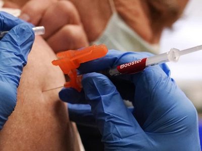 Estados Unidos autoriza refuerzos de vacuna contra covid-19 enfocados en nuevas variantes