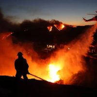 Un incendio forestal al norte de Los Ángeles deja miles de evacuados