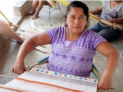 Artesana textil retenida por el SAT: "Ni en Nueva York me trataron como aquí, en mi mismo México"