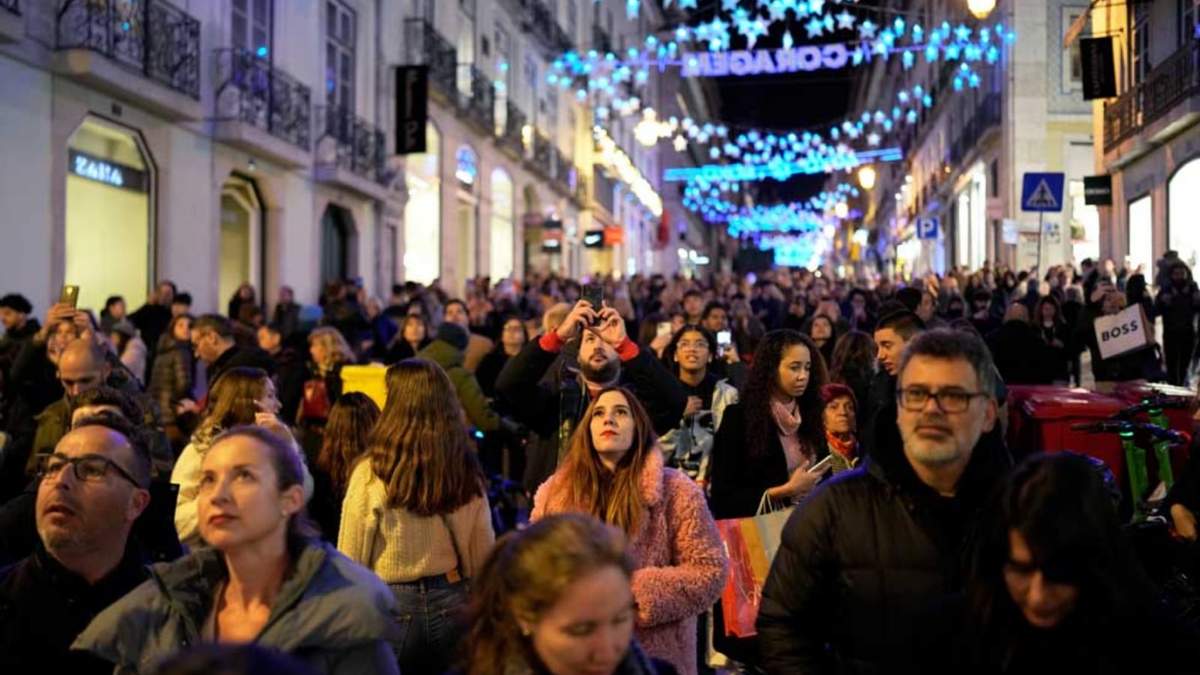 Varias personas contemplan las luces de Navidad en el barrio de Chiado, en el centro de Lisboa, Portugal