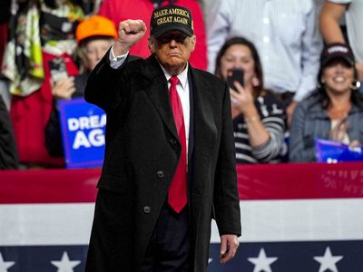 Trump habla de ataques a periodistas y dice que no debería haber dejado la Casa Blanca