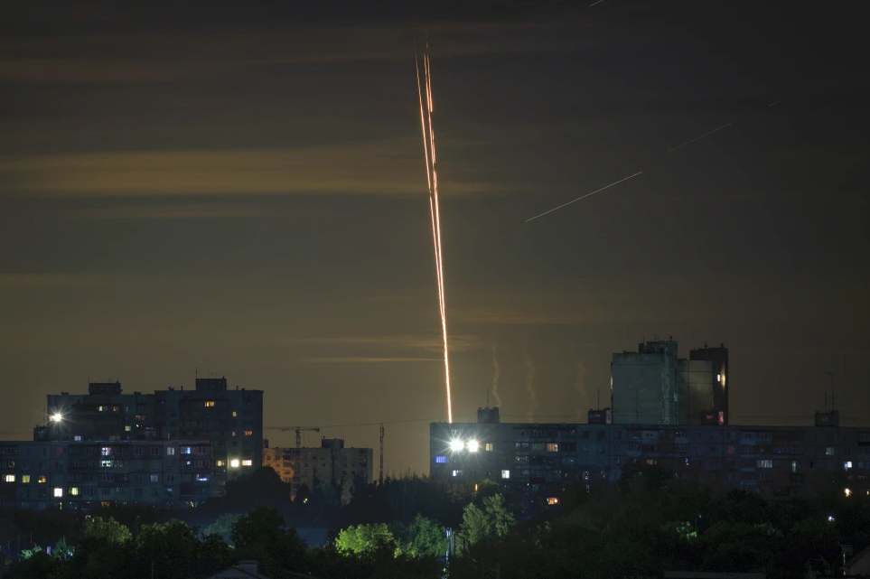 En la imagen, proyectiles rusos son lanzados contra Ucrania desde la región rusa de Belgorod, vistos desde Járkiv, Ucrania, el 16 de julio de 2023