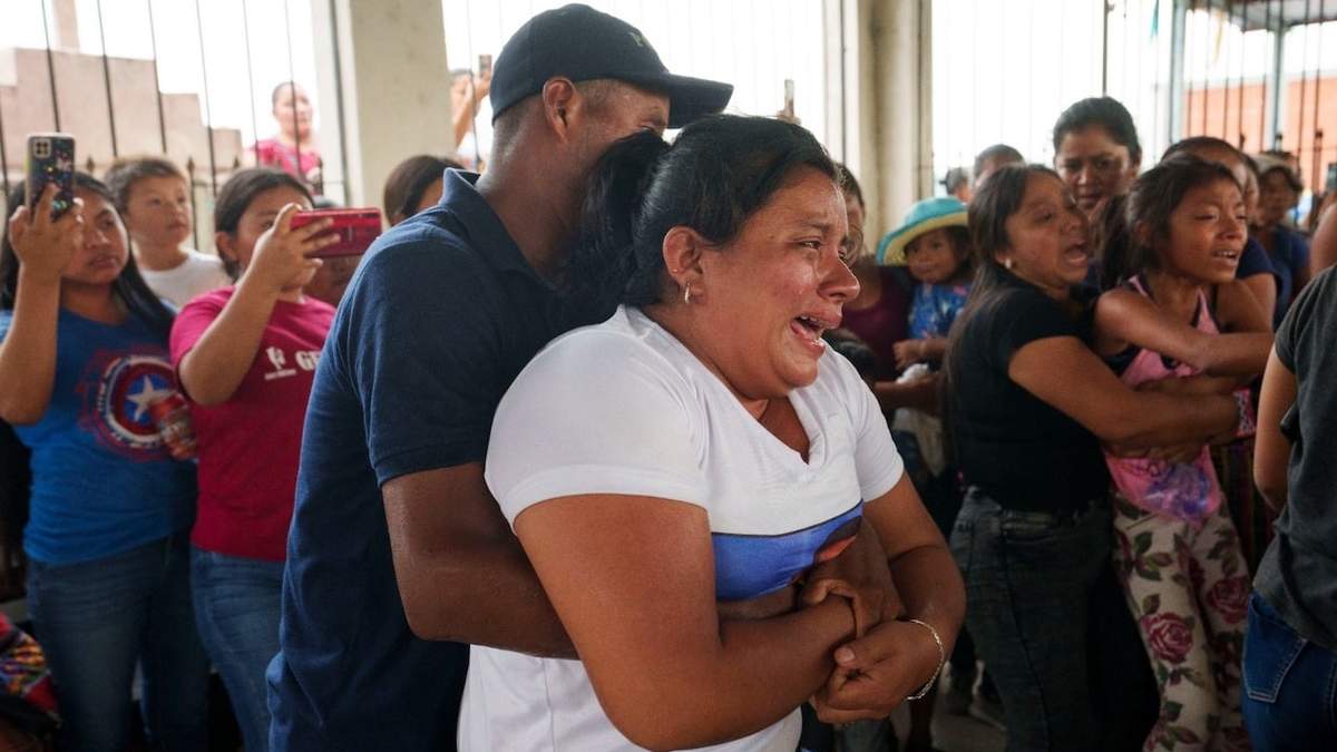 Familiares desconsolados en el entierro de los migrantes guatemaltecos Francisco Rojché y Miguel Rojché