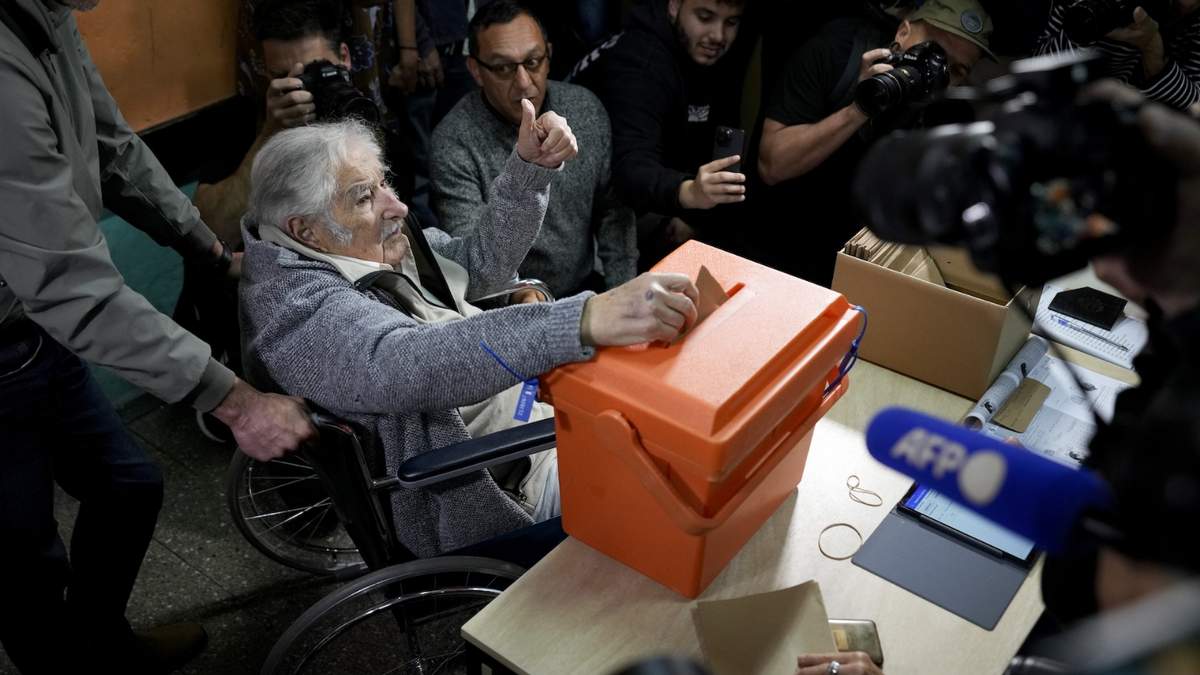 El expresidente José “Pepe” Mujica emitió su voto este domingo