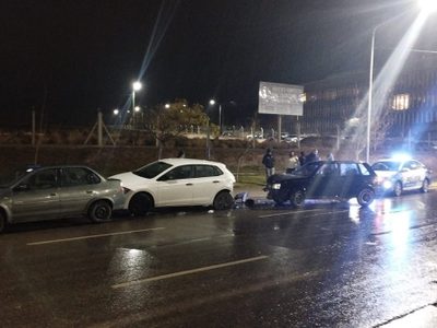 Un auto embistió a dos vehículos que estaban estacionados sobre la calle Leloir