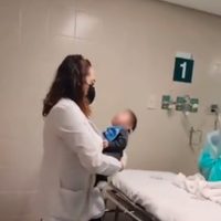 Fue al IMSS por vacunas para sus bebés, pero les pusieron vitamina A en los ojos