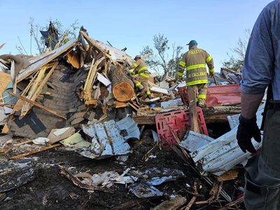 Tornado destruye poblado de Texas; deja tres muertos y varios heridos (Video)
