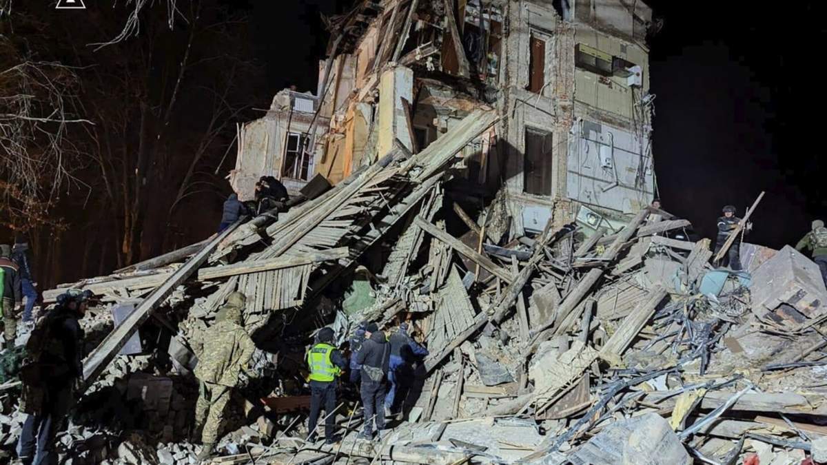En esta imagen facilitada por el Servicio de Emergencias de Ucrania el miércoles 25 de diciembre de 2024, los bomberos trabajan en el solar de un edificio de apartamentos destruido por un ataque ruso en Kryvyi Rih, Ucrania
