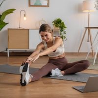La rutina de ejercicios para tener piernas y glúteos de acero que podés hacer en casa con tan solo una silla