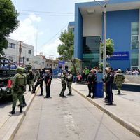 Soldados y policías resguardan el hospital general de León que atiende a heridos en un tiroteo